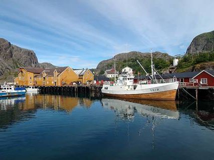 Nusfjord mit Fischerboot Lofoten